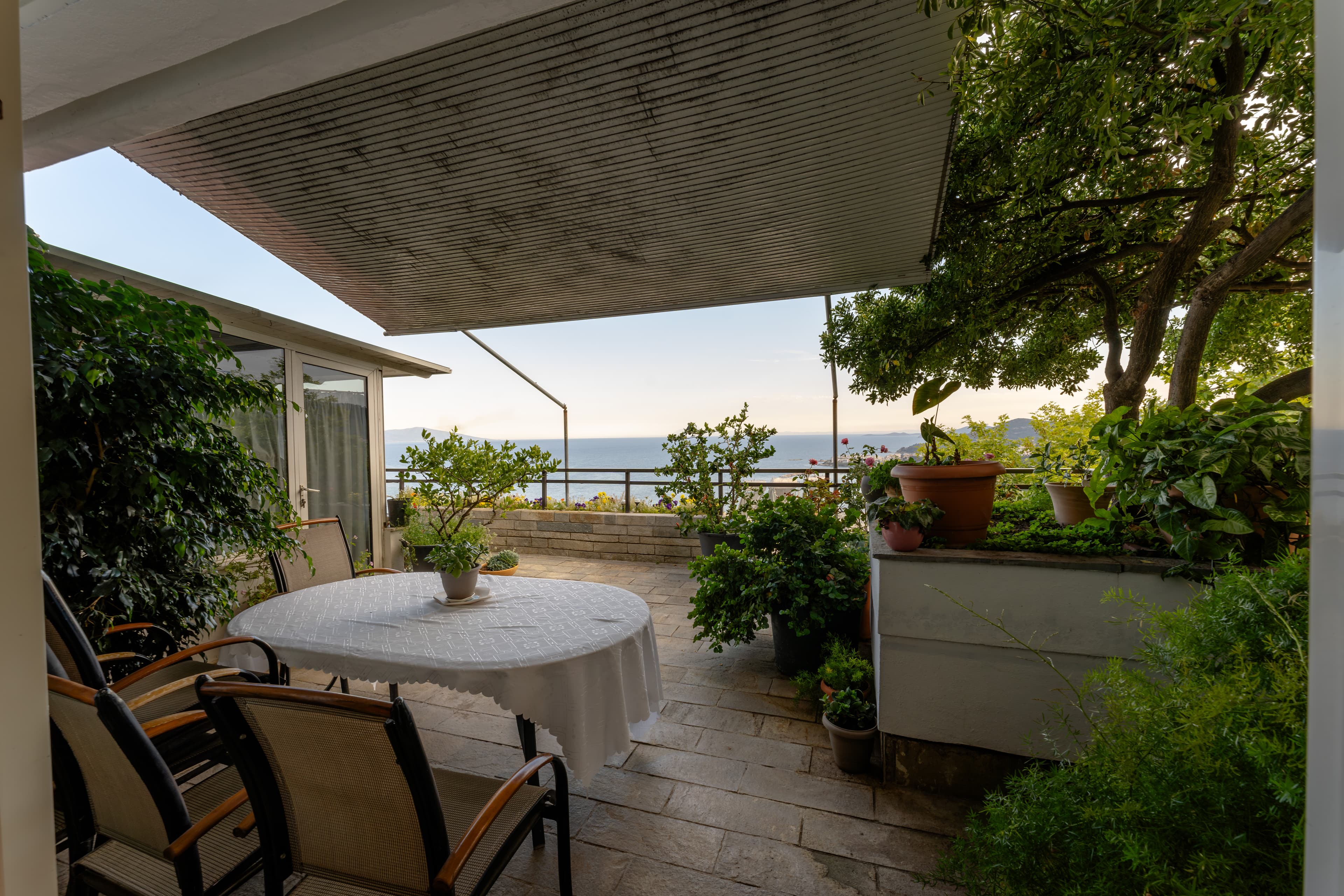 Two entrances & mountain access — 8